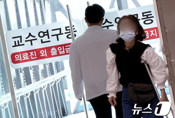 23일 오전 서울시내 한 대학병원에서 의료진이 교수연구동으로 발걸음을 옮기고 있다. 2024.4.23/뉴스1 © News1 이동해 기자