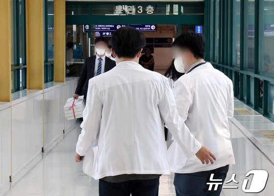 23일 서울의 한 대학병원에서 의료진이 발걸음을 옮기고 있다. 2024.4.22/뉴스1 © News1 이동해 기자