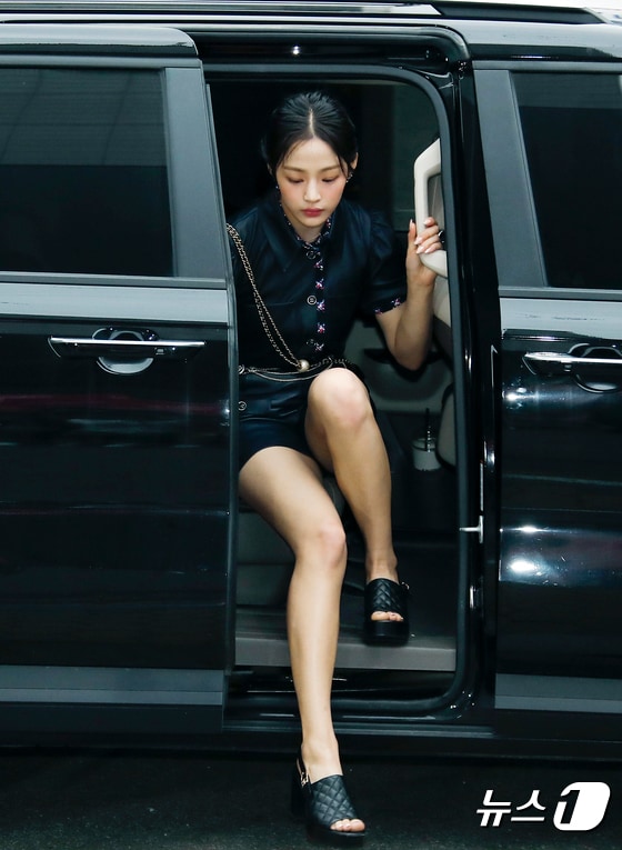 뉴진스 민지가 23일 서울 성동구 한 매장에서 열린 패션 브랜드 행사에 참석하기 위해 차에서 내리고 있다.  © News1 권현진 기자