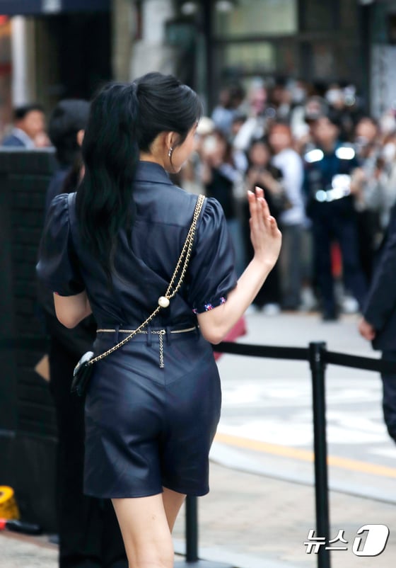뉴진스 민지 23일 서울 성동구 한 매장에서 열린 패션 브랜드 행사에서 손 인사를 하고 있다. © News1 권현진 기자