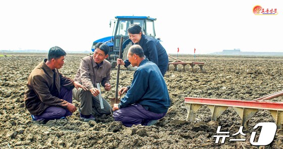 북한, 알곡 증산 위한 '농기계 동원' 논밭갈이 강조