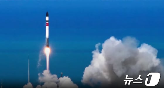 국내 최초로 양산형으로 개발된 '초소형 군집위성' 1호를 실은 우주발사체가 24일 오전 7시 32분(현지시간 오전 10시 32분)에 뉴질랜드 마히아 발사장에서 발사되고 있다. (로켓랩 유튜브 캡처) 2024.4.24/뉴스1