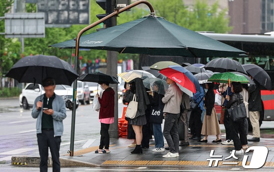 전국 대부분 지역에 비가 예보된 24일 오전 서울 종로구 세종대로사거리에서 우산을 쓴 시민들이 발걸음을 옮기고 있다. 2024.4.24/뉴스1 © News1 김도우 기자
