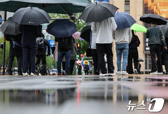 서울 종로구 세종대로사거리에서 우산을 쓴 시민들이 발걸음을 옮기고 있다. 2024.4.24/뉴스1 © News1 김도우 기자