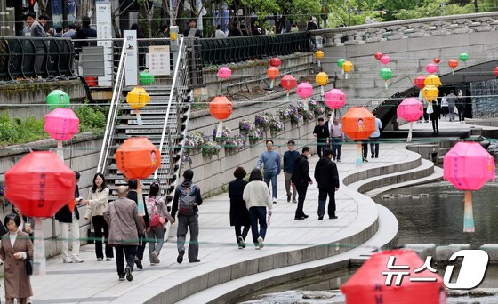 부처님 오신 날을 앞둔 24일 오후 서울 청계천에 설치된 연등 아래로 시민들이 산책하고 있다.2024.4.24/뉴스1 © News1 장수영 기자