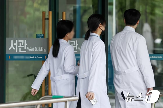24일 서울의 한 대학병원에서 의료진이 오가고 있다. 2024.4.24/뉴스1 © News1 민경석 기자
