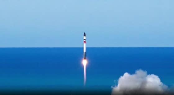 초소형급 지구관측용 실용위성인 '초소형군집위성 1호'가 24일 뉴질랜드에서 발사되는 모습. (로켓랩 유튜브 화면 갈무리)