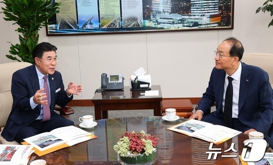 이응우 계룡시장(왼쪽)이 이성해 국가철도공단 이사장에게 지역 현안에 대해 설명하고 있다. (계룡시 제공) /뉴스1
