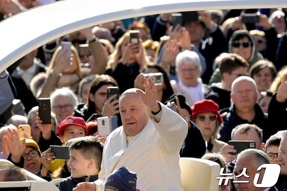 프란치스코 교황이 24일 교황 차량편으로 수요 일반 알현을 주관할 바티칸 내 성베드로 광장으로 향하며 신도들에게 손을 흔들고 있다. 2024.04.24 © AFP=뉴스1 © News1 박재하 기자