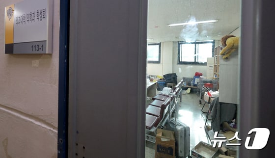 문 닫힌 한양대 의대 학생회실, 경찰 '휴학 강요 의대생 수사'