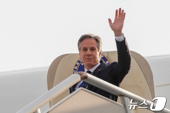 24일(현지시간) 중국 상하이에 도착한 토니 블링컨 미국 국무장관이 손을 흔들고 있다. 그는 사흘간 중국 고위 관리들과 회담할 예정이다. 2024.04.24/ © 로이터=뉴스1 © News1 권진영 기자