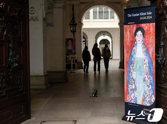 구스타프 클림트의 초상화 '미스 리저의 초상'이 팔린 경매소 © AFP=뉴스1