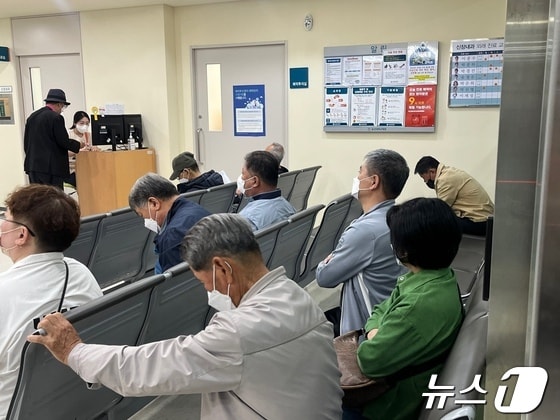 25일 울산대병원 신장내과 진료실에는 대기 환자들로 가득 차 있다.2024.4.25/뉴스1 ©News1 김지혜 기자