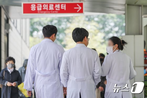 정부의 의대 정원 확대에 반발하는 전공의를 비롯한 의료계의 집단행동이 장기화 되고 있는 25일 서울의 한 대학병원에서 의료진이 오가고 있다. 2024.4.25/뉴스1 © News1 민경석 기자