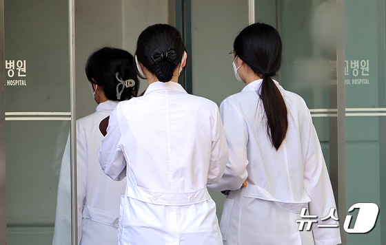  25일 서울의 한 대학병원에서 의료진이 오가고 있다.  2024.4.25/뉴스1 © News1 김진환 기자