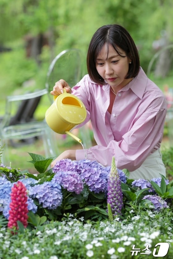 ‘별사랑 정원’의 꽃에 물을 주고 있는 가수 '별사랑'. (고양시 제공)