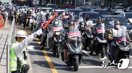 배달 노동자들의 '오토바이 행진'