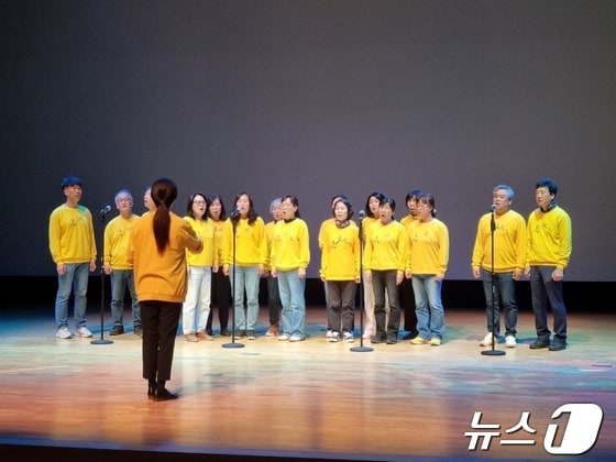 416합창단 단원들이 25일 충남교육청학생교육문화원에서 추모공연을 펼치고 있다. (충남교육청 제공)/뉴스1