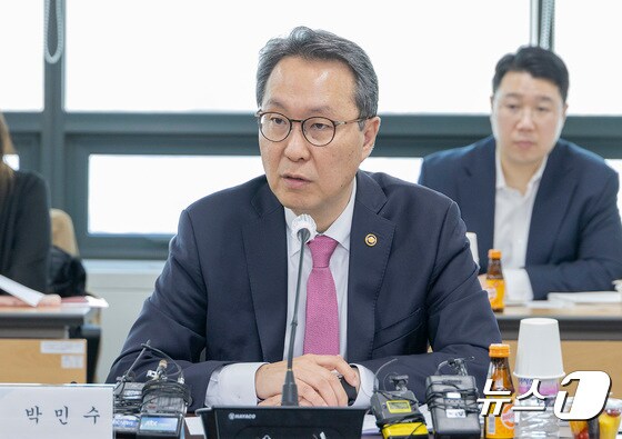 '제9차 건강보험정책심의위원회 주재하는 박민수 2차관'