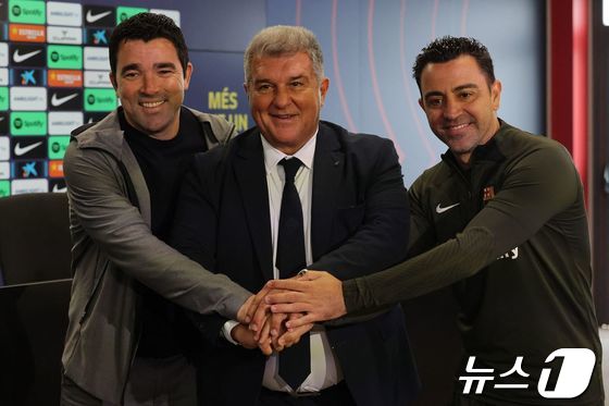 오른쪽부터 FC바르셀로나의 사비 감독, 후안 라로프타 회장, 데쿠 단장. © AFP=뉴스1