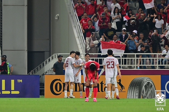 U-23 인도네시아 축구 국가대표팀 선수들이 25일(현지시간) 카타르 도하 압둘라 빈 칼리파 스타디움에서 열린 2024 아시아축구연맹(AFC) U-23 아시안컵 8강전 대한민국과 인도네시아의 경기에서 득점에 성공한 뒤 기뻐하고 있다. (대한축구협회 제공) 2024.4.26/뉴스1