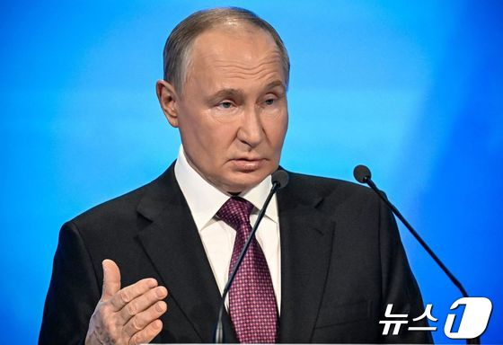 블라디미르 푸틴 러시아 대통령이 25일 (현지시간) 모스크바에서 열린 러시아 산업·기업인연맹(RSPP) 회의에 참석해 
