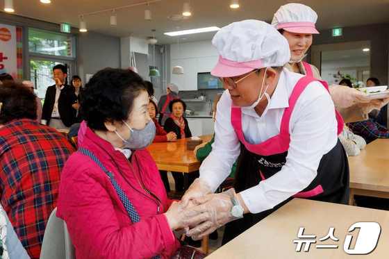 박강수 구청장이 4월 효도밥상 급식을 시작한 쌈지경로당을 찾아 어르신과 인사를 나누고 있다.(마포구청 제공)