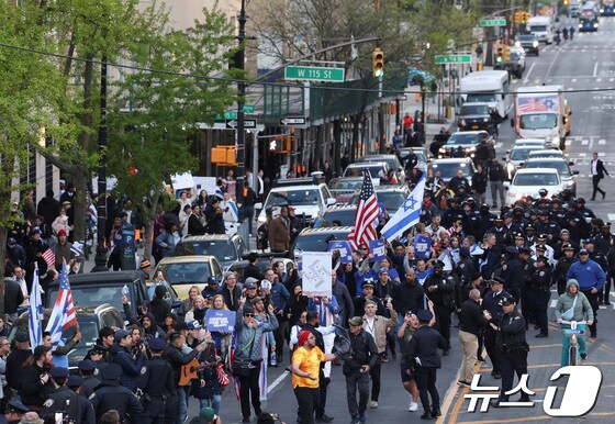 [포토] '이스라엘 불매' 뉴욕 도로 행진하는 컬럼비아대 시위대