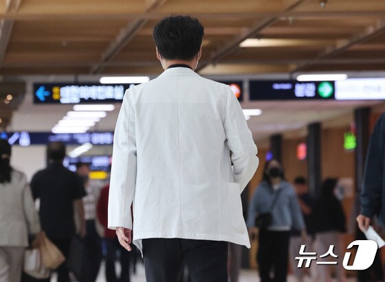 한 대학병원에서 의료진이 이동하고 있다. 2024.4.26/뉴스1 © News1 박지혜 기자