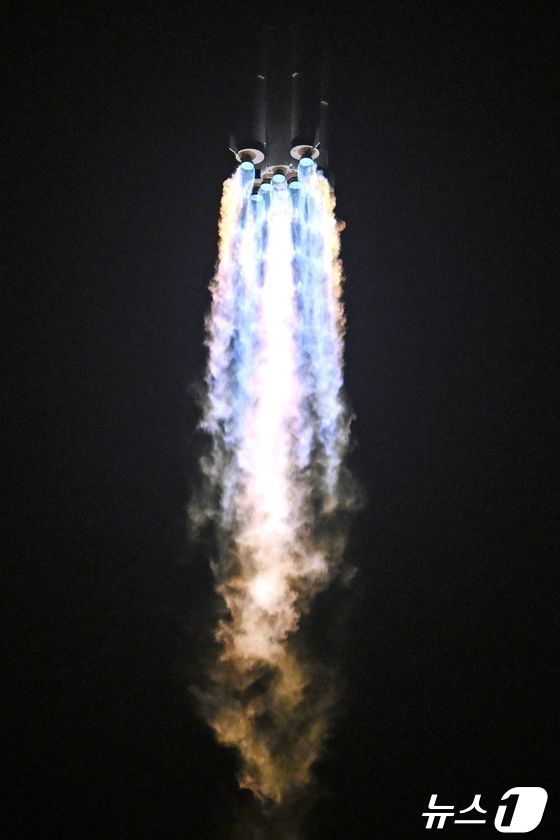 [사진] 우주로 향하는 중국 유인 우주선 '선저우 18호'
