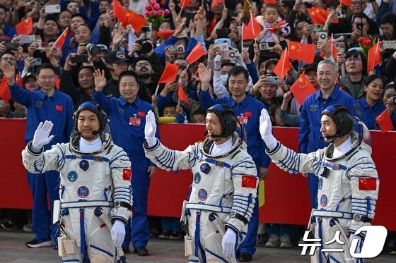 [사진] 유인 우주선 '선저우 18호' 탑승 중국 우주인 3명