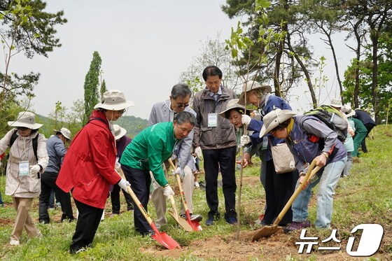 남성현 산림청장(왼쪽 두번째)이 문학인과 함께하는 나무 심기를 하고 있다.(산림청 제공) / 뉴스1