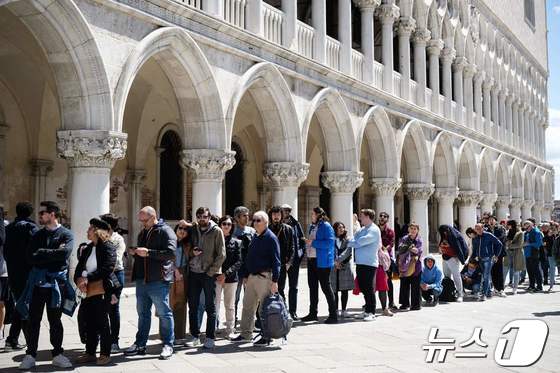 이탈리아 베네치아 산 마르코 대성당에 들어가기 위해 줄 선 관광객들 © AFP=뉴스1