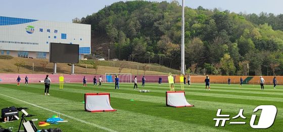 여자축구 U-17 국가대표팀이 보은스포츠파크 일원에서 전지 훈련하고 있다. (보은군 제공) /뉴스1  