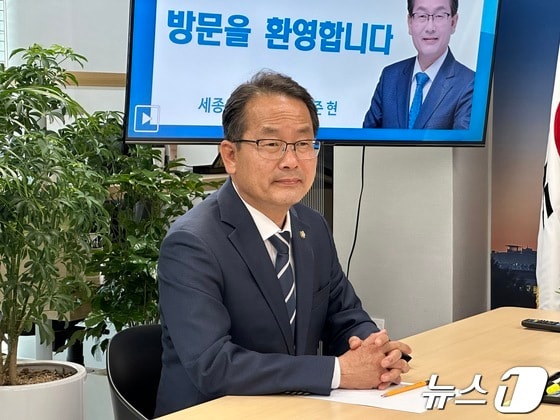 뉴스1과 인터뷰하는 더불어민주당 강준현 국회의원 당선인. / 뉴스1 
