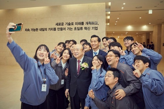 김승연 한화그룹 회장이 직원들과 셀카를 찍고 있다. (한화그룹 제공) 