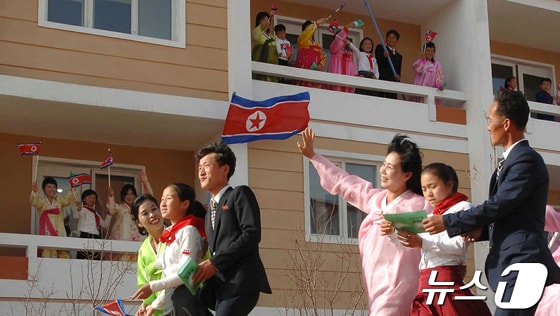 북한 "순천시 풍탄농장에 새 살림집 일떠서"…'새집들이' 진행
