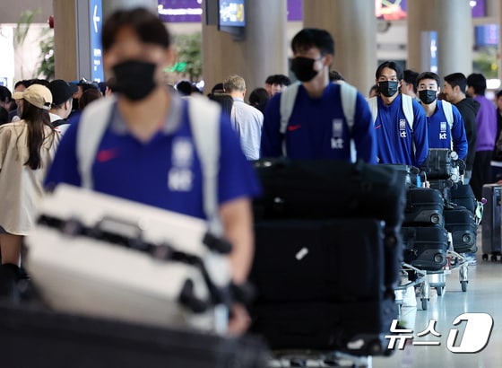 U-23 대한민국 축구 국가대표팀 선수들이 27일 오후 인천국제공항을 통해 귀국하고 있다. 2024.4.27/뉴스1 © News1 이동해 기자