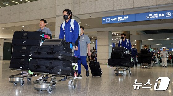 U-23 대한민국 축구 국가대표팀 선수들이 27일 오후 인천국제공항을 통해 귀국하고 있다. 2024.4.27/뉴스1 © News1 이동해 기자