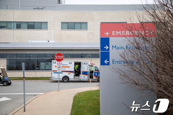 캐나다 온타리오주(州) 토론토 소재 브램턴 시민병원 밖에 구급차가 주차돼 있다. 2020.11.21/ © 로이터=뉴스1 © News1 권진영 기자