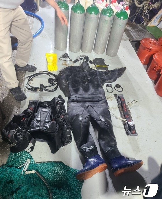 무허가 잠수장비를 이용해 해삼을 불법 채취한 선장 등 2명이 경찰에 붙잡혔다. 사진은 경찰이 압수한 무허가 잠수기(태안해경 제공) /뉴스1 