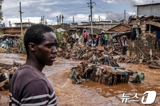 25일(현지시간) 케냐 나이로비의 비공식 정착촌이 홍수로 침수됐다. 길가에는 흙탕물이 찼고, 슬럼가 집들이 파손됐다. 2024.04.25/ © AFP=뉴스1 © News1 권진영 기자