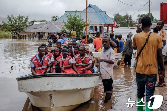 25일(현지시간) 탄자니아 루피지 마을 모호로에서 집중호우로 홍수가 나자 주민들이 적신월사연맹 회원들이 수해지에 파견됐다. 2024.04.17/ © AFP=뉴스1 © News1 권진영 기자