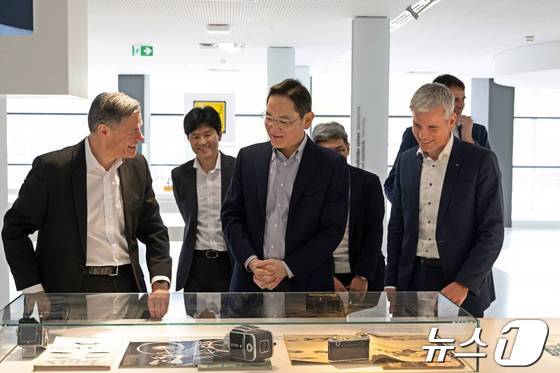  26일(현지 시간) 독일 오버코헨 ZEISS 본사를 방문한 이재용 삼성전자 회장이 ZEISS 제품을 살펴보는 모습. (삼성전자 제공)