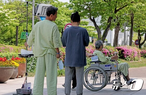 의대정원 증원을 놓고 의정갈등이 이어지고 있는 28일 오전 서울의 한 병원에서 환자들이 산책을 하고 있다. 2024.4.28/뉴스1 © News1 장수영 기자