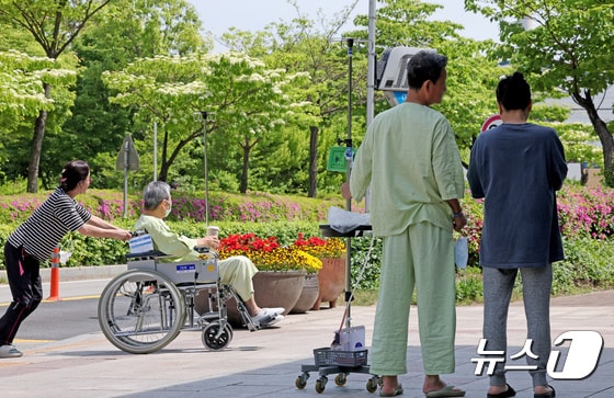 의대정원 증원을 놓고 의정갈등이 이어지고 있는 28일 오전 서울의 한 병원에서 환자들이 산책을 하고 있다. 2024.4.28/뉴스1 © News1 장수영 기자