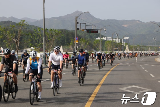 지27일 열린 2024 양양 그란폰도 자전거대회에서 참가자들이 남대천을 배경삼아 라이딩을 하고 있다.(양양군 제공) 2024.4.28/뉴스1 © News1 윤왕근 기자