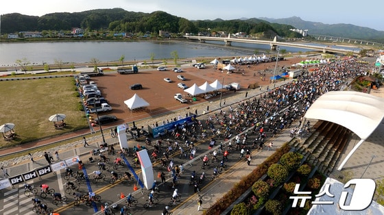27일 열린 2024 양양 그란폰도 자전거대회에서 참가자들이 남대천을 배경삼아 라이딩을 하고 있다.(양양군 제공) 2024.4.28/뉴스1 © News1 윤왕근 기자