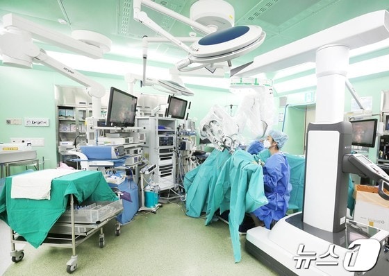 계명대학교 동산병원은 내년 2월까지 '취약계층 암 환자 로봇수술비 지원사업'을 시행한다. 사진은 로봇수술 모습. (계명대 동산병원 제공)/뉴스1