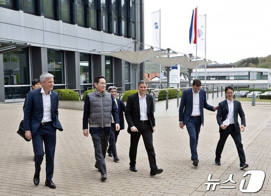  26일(현지 시간) 이재용 삼성전자 회장이 독일 오버코헨 ZEISS 본사를 방문한 뒤 이동하는 모습. (삼성전자 제공)